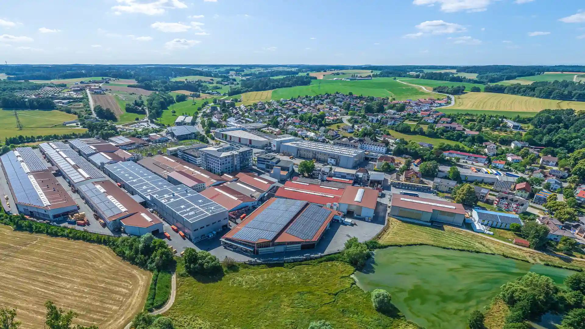 Die GRW fördert gezielt Investitionen, Infrastrukturen und Maßnahmen zur Stärkung der Wirtschaftsstruktur in strukturschwachen Regionen Deutschlands. Ziel ist, Standortnachteile auszugleichen, neue Arbeitsplätze zu schaffen, bestehende zu sichern und die Wettbewerbsfähigkeit nachhaltig zu stärken.
