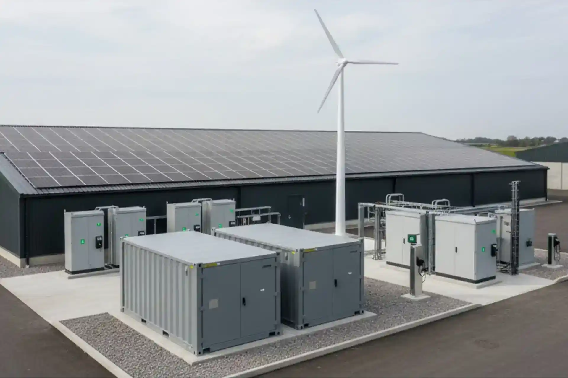 Energiespeicher in Kombination mit erneuerbarer Eigenerzeugung (hier Windrad und Photovoltaik)