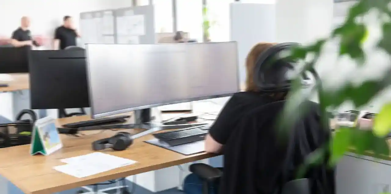 Mitarbeiter am Arbeitsplatz beim Energiebüro Jenninger
