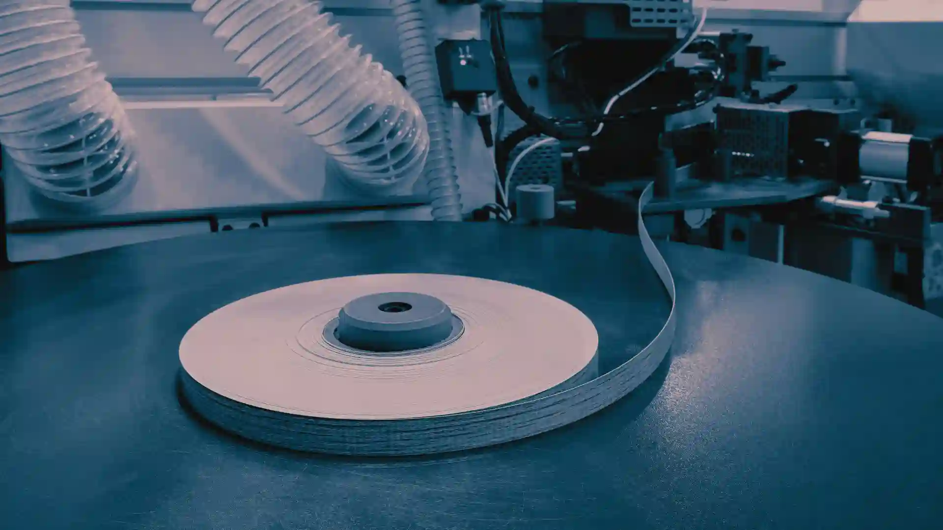 Fördermittel für Kantenanleimmaschinen